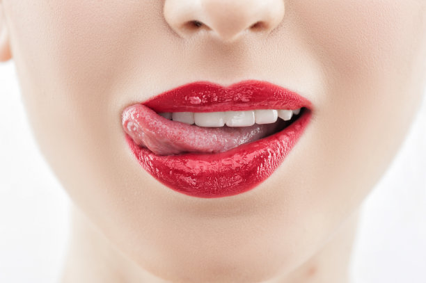 迷人的年轻女孩正在表达她的欲望图片下载