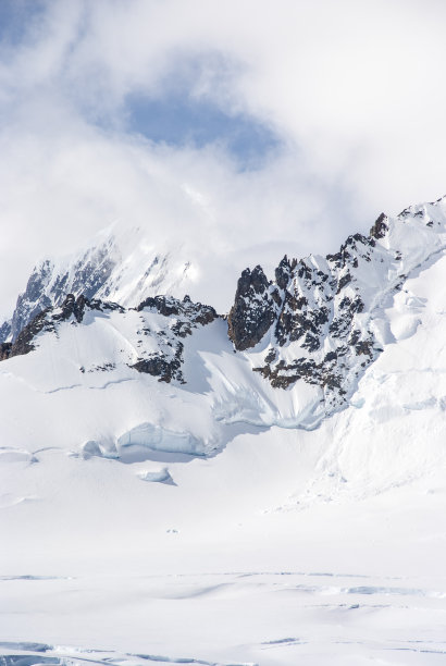 南极洲-雪和云图片下载