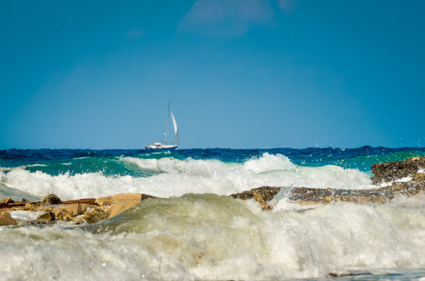风浪中的帆船图片下载