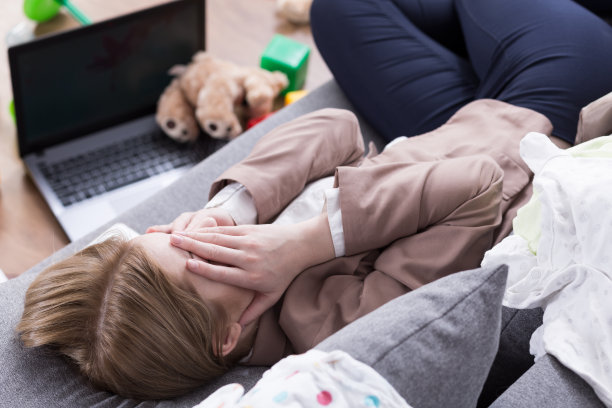 母性没有那么丰富多彩……图片下载