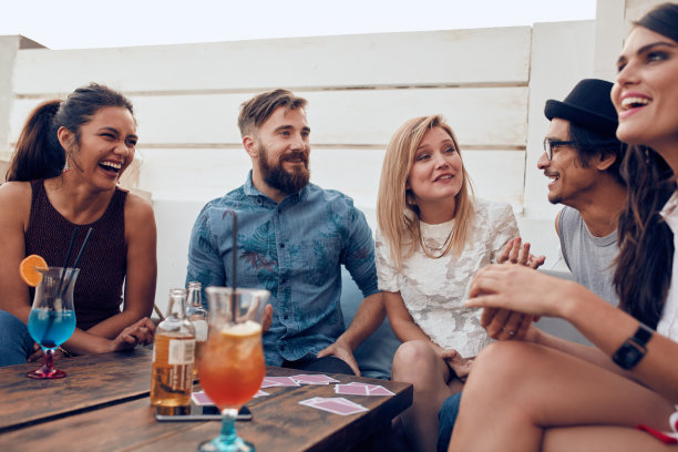 一群享受聚会的朋友图片下载