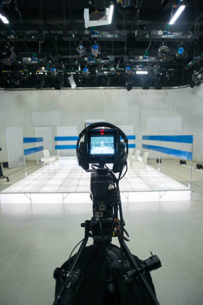 有摄像机和灯光的电视演播室图片下载