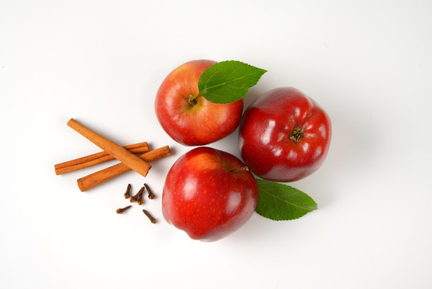 红苹果，肉桂和干丁香图片下载