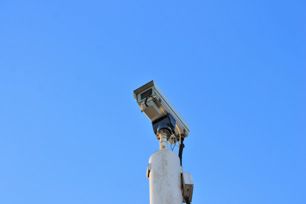 杆子上有闭路电视监控摄像头图片下载