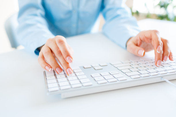 在键盘上打字的女办公室职员素材图片
