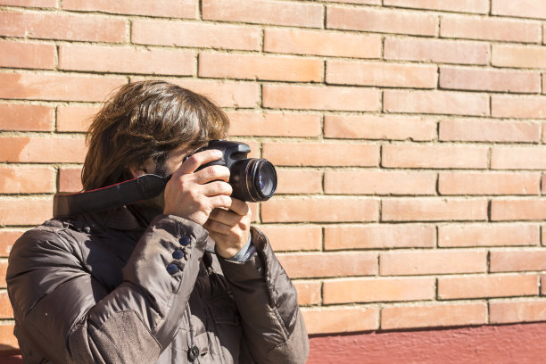 年轻英俊的摄影师的特写图片下载