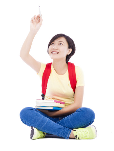 亚裔学生女孩坐在白色背景上画画图片下载