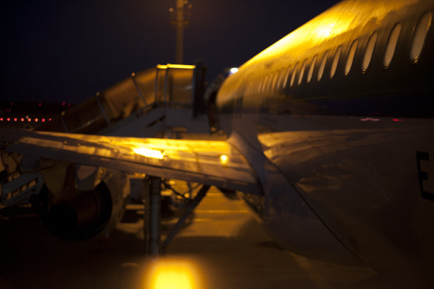 飞机在跑道外图片下载