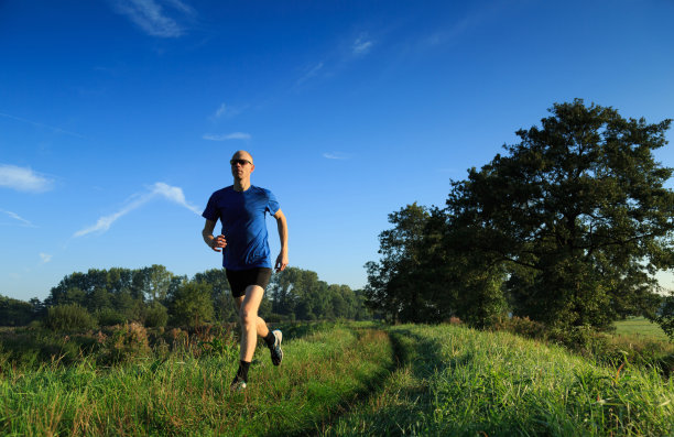 小道跑步图片下载