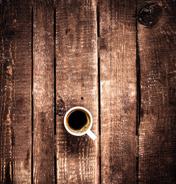 咖啡杯上的老木制背景俯视图。浓缩咖啡。图片下载