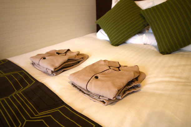 叠在旅馆床上的睡衣图片下载