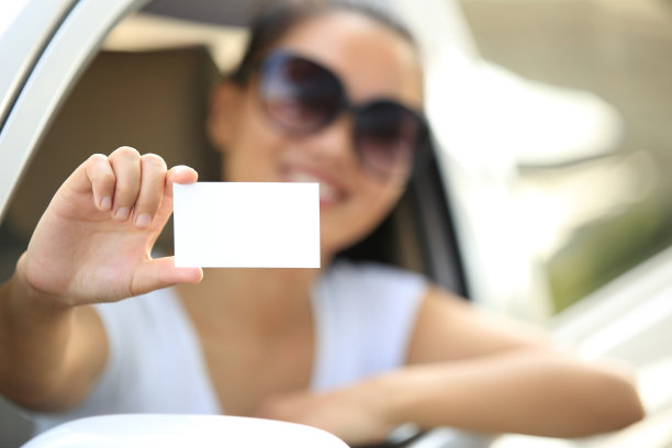 快乐的女人司机拿着空白的名片图片下载
