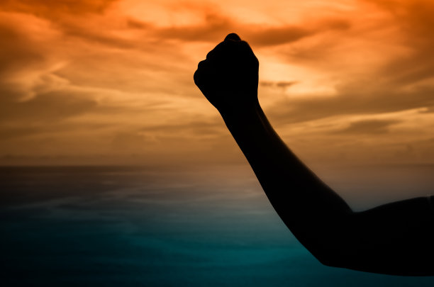 日落背景下的手剪影。图片下载