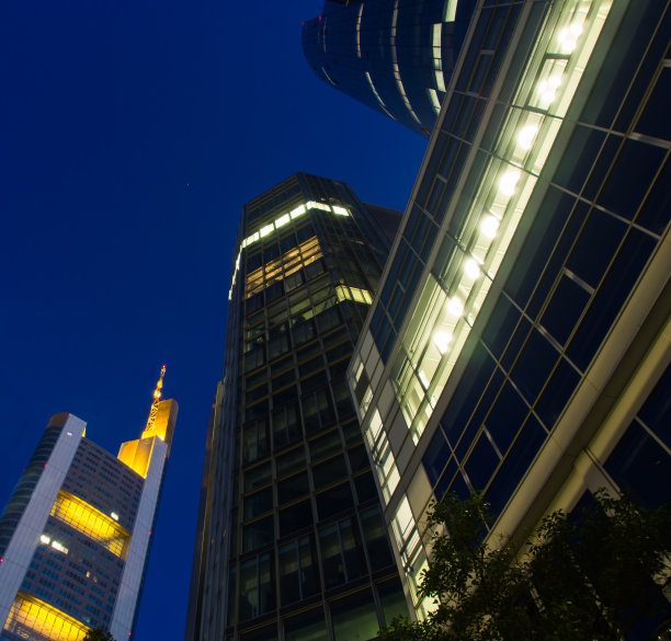 法兰克福商业大厦的夜景图片下载