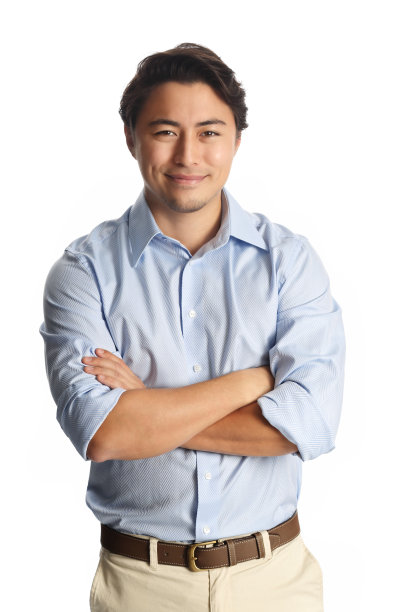 穿着蓝色衬衫的微笑悠闲的男人素材图片