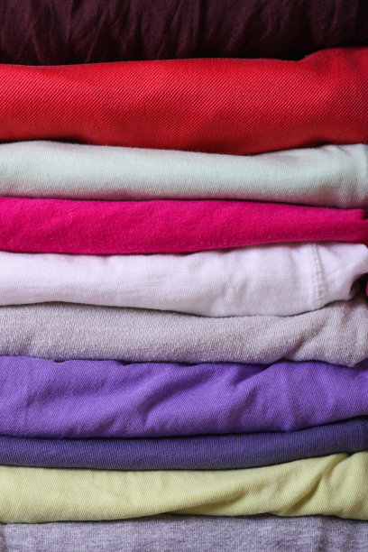 一堆五颜六色的衣服图片下载