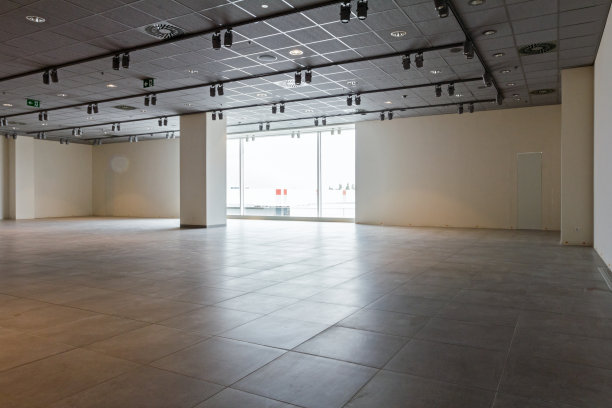 空荡荡的现代大型市场。体系结构的概念。图片下载