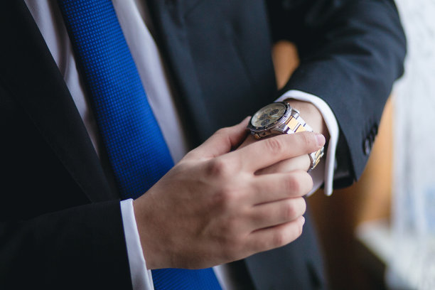 男人看了看他的表图片下载