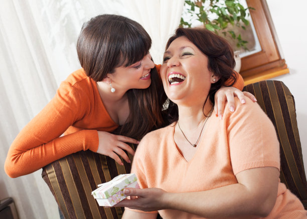 女儿正在给妈妈礼物图片下载