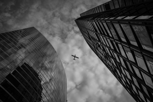 摩天大楼跳跃图片下载