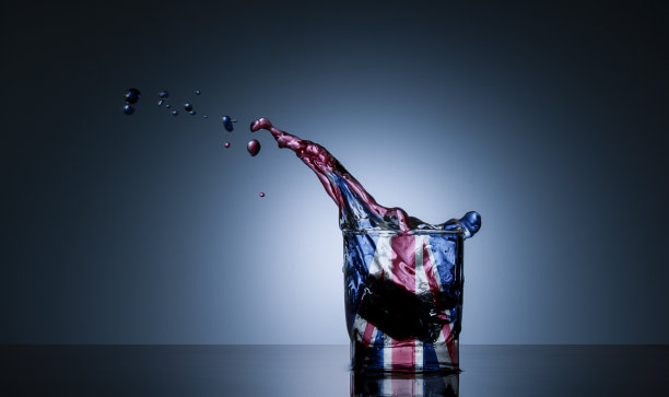 英国国旗颜色的液体溢出玻璃图片下载