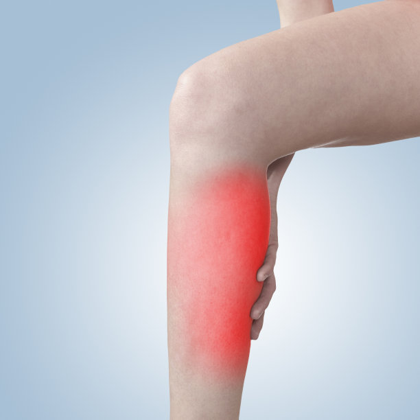 女人膝盖剧烈疼痛。图片下载