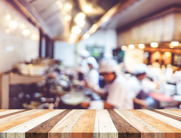 空木桌与模糊开的餐厅烹饪背景莫图片下载