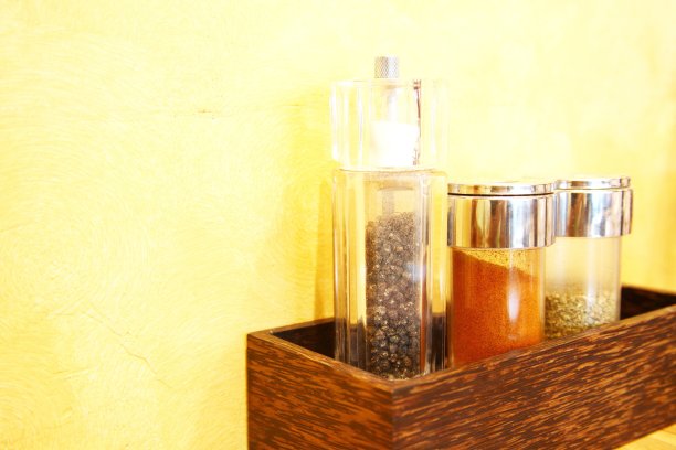 餐厅餐桌上的胡椒瓶图片下载