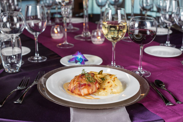 美味的培根裹鸡胸肉配蔬菜和土豆图片下载