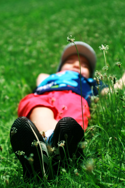 男孩躺在草地上图片下载