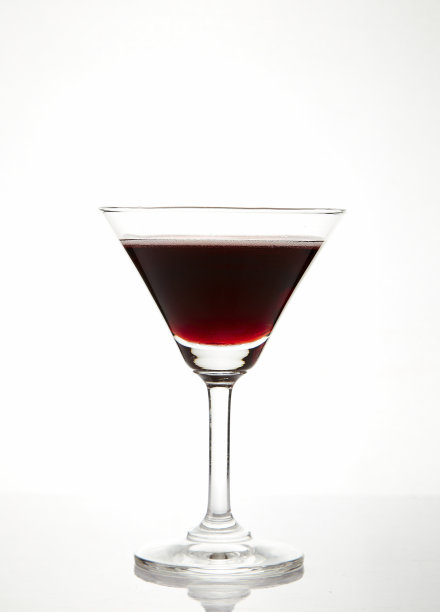 白背景上的酒杯里的红酒图片下载