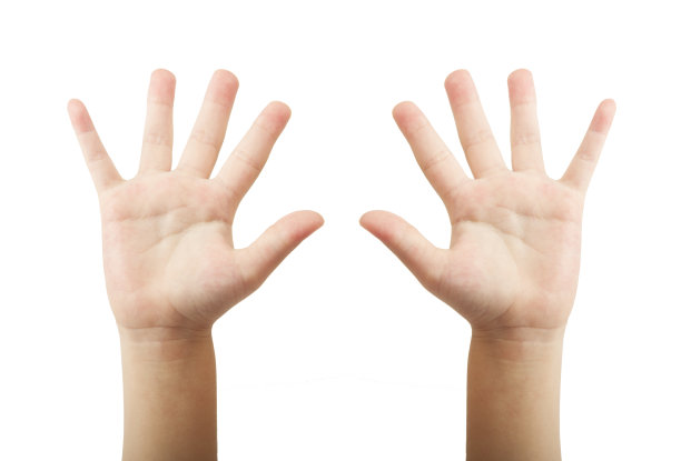 两个孩子的手在一个孤立的背景图片下载