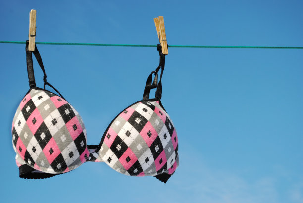 晾衣绳上的菱形文胸图片下载