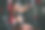 白人妇女在肩压机上锻炼图片下载