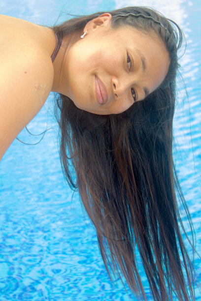 美丽的亚洲女人与长黑发在游泳池图片下载