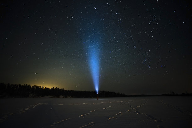 手电筒的蓝光在星空图片下载