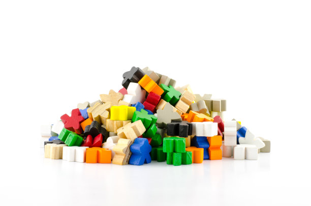 白色背景上的彩色有机木片堆图片下载