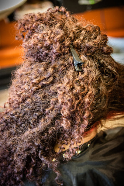 沙龙里的卷发顾客图片下载