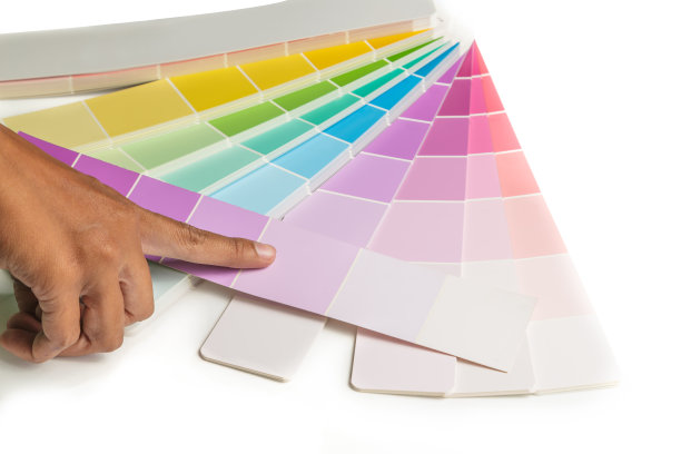 用手点选色样，以便选择油漆样品图片下载