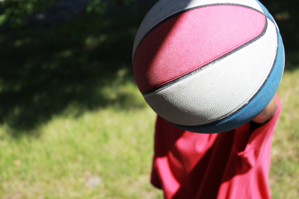 带着彩色篮球的男人图片下载