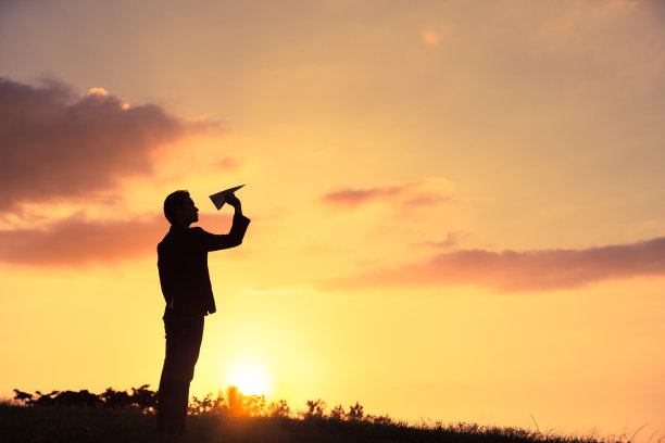 人扔纸飞机素材图片