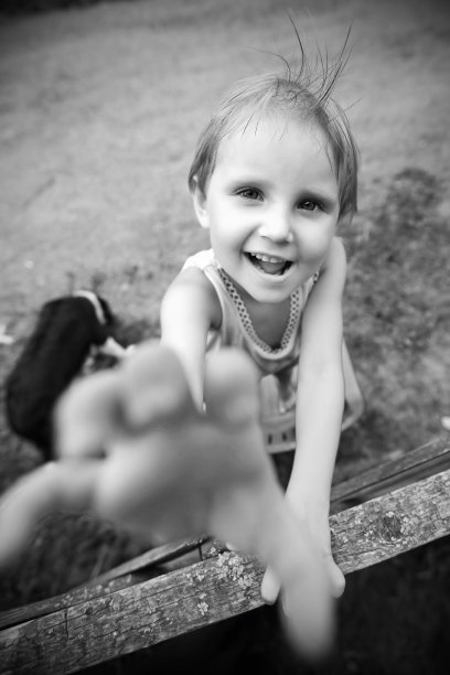 小女孩玩得很开心图片下载