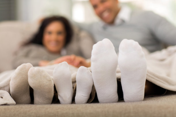 家人把脚放在毯子下面图片下载