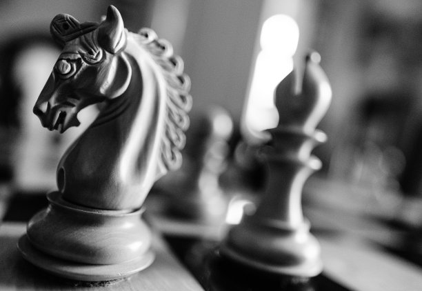 手雕骑士棋子与贷款主教图片下载