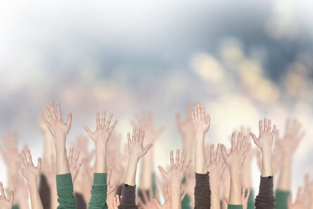 人群和手与模糊的背景图片下载