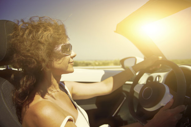 在车里的女人。图片下载