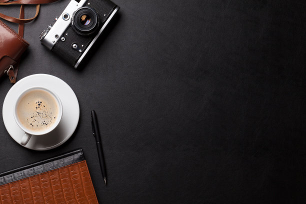 有相机，咖啡和记事本的办公桌图片下载