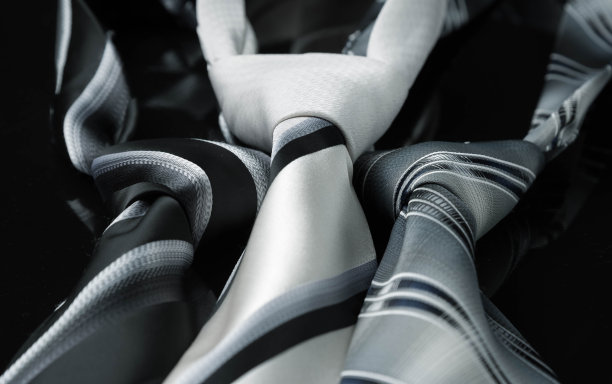 一套彩色的男性领带孤立在黑暗的背景图片下载