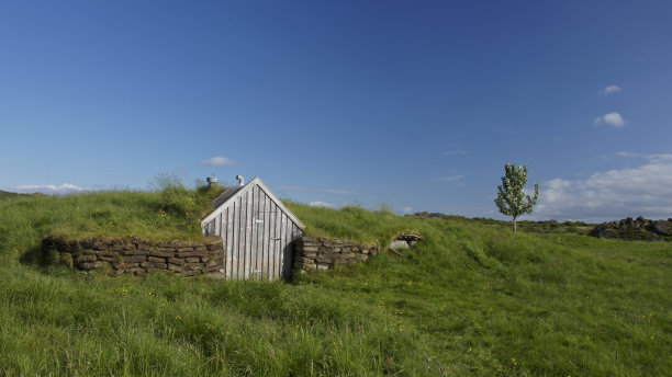 草屋顶的小屋图片下载