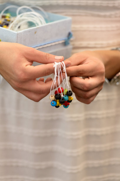 多彩的braclets。图片下载